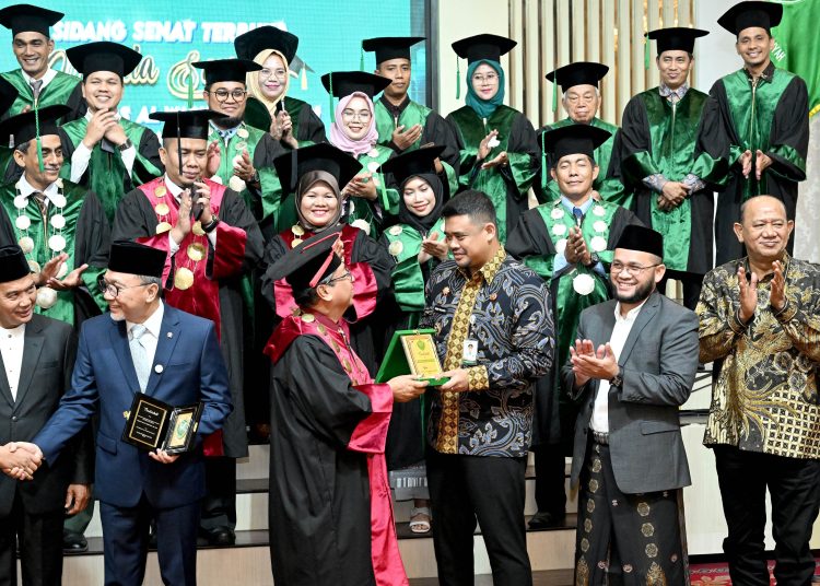 Gubernur Sumut  Muhammad Bobby Afif Nasution (dua kanan)  pada acara wisuda 391 Sarjana Univa di Gedung Selecta Medan.(Satunusantara news/HO-Diskominfo Sumut).