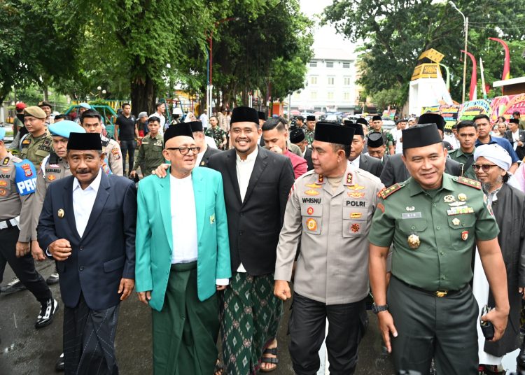 Gubernur Sumut Bobby Nasution (tengah) saat menghadiri Apel Akbar Peringatan Hari Santri Nasional 2025 di Lapangan Merdeka Binjai.(Satunusantara news/HO-Diskominfo Sumut).