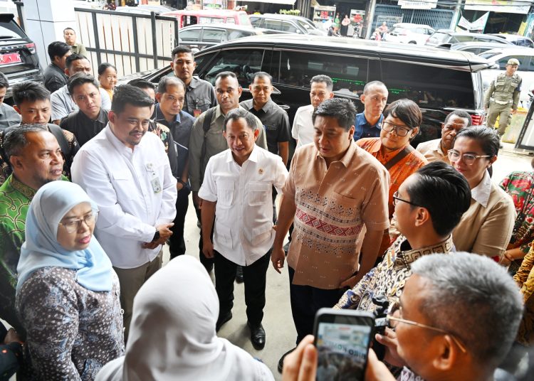 Gubernur Sumut Muhammad Bobby Afif Nasution (kiri) saat  mendampingi Menteri PKP Maruarar Sirait serta Mendagri Tito Karnavian saat meninjau Mall Pelayanan Publik (MPP) Kota Medan.(Satunusantara news/HO-Diskominfo Sumut).