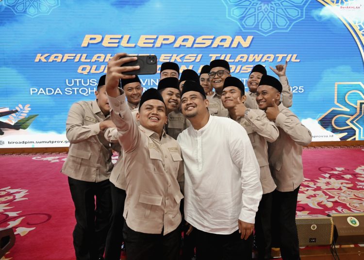 Gubernur Sumut Utara Bobby Nasution (tengah) saat foto bersama dengan  Kafilah Sumut peserta  STQH ke-28 tingkat nasional di Kendari, Sulawesi Tenggara.(Satunusantara news/HO-Diskominfo Sumut).