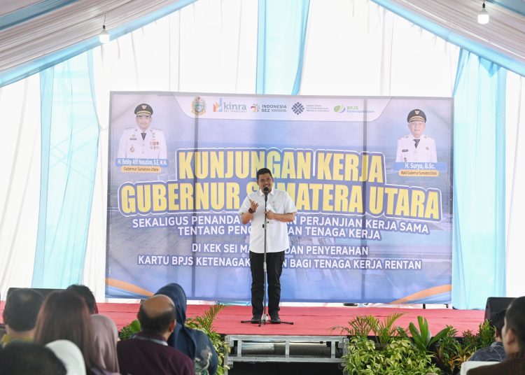 Gubernur Sumut Bobby Nasution, saat menyampaikan sambutannya pada Penandatanganan Perjanjian Kerja Sama Tentang Pengelolaan Tenaga Kerja di KEK Sei Mangkei, dan Penyerahan Kartu BPJS Ketenagakerjaan bagi Tenaga Kerja Rentan, di KEK Sei Mangkei, Kabupaten Simalungun.(Satunusantara news/HO-Diskominfo Sumut)