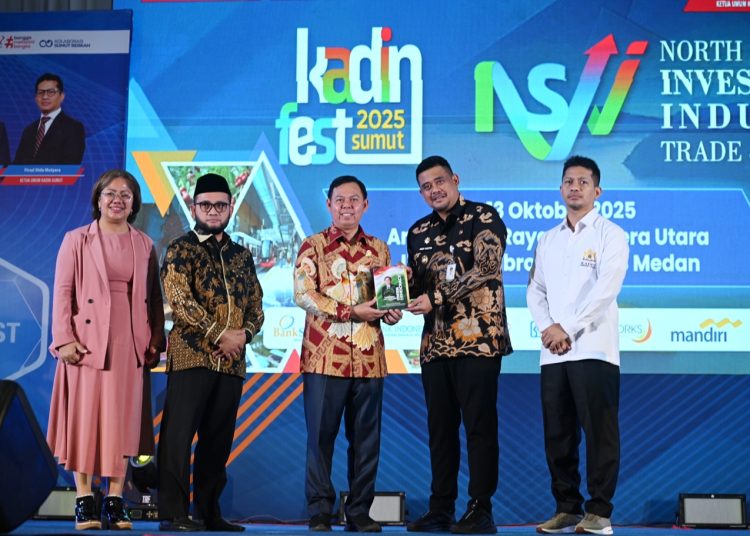 Gubernur Sumatera Utara Bobby Nasution (dua kanan) saat menyerahkan cendramata kepada Ketua Umum KADIN Indonesia, Anindya Bakrie.(Satunusantara news/HO-Diskominfo Sumut).