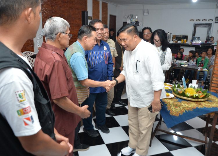 Kadis Kominfo Sumut Erwin Hotmansah Harahap (kanan)  pada acara Syukuran HUT ke-6 Media Delegasi, di Kecamatan Pangururan, Kabupaten Samosir.(Satunusantara news/HO-Diskominfo Sumut).