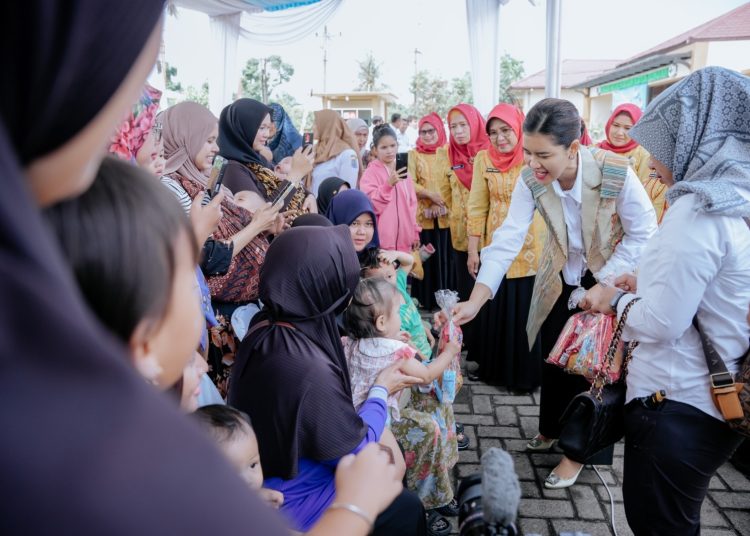 Ketua TP PKK Sumut  Kahiyang Ayu (kanan)  saat meninjau kegiatan imunisasi di Aula Dinas Kesehatan Kota Binjai.(Satunusantara news/HO-Diskominfo Sumut).