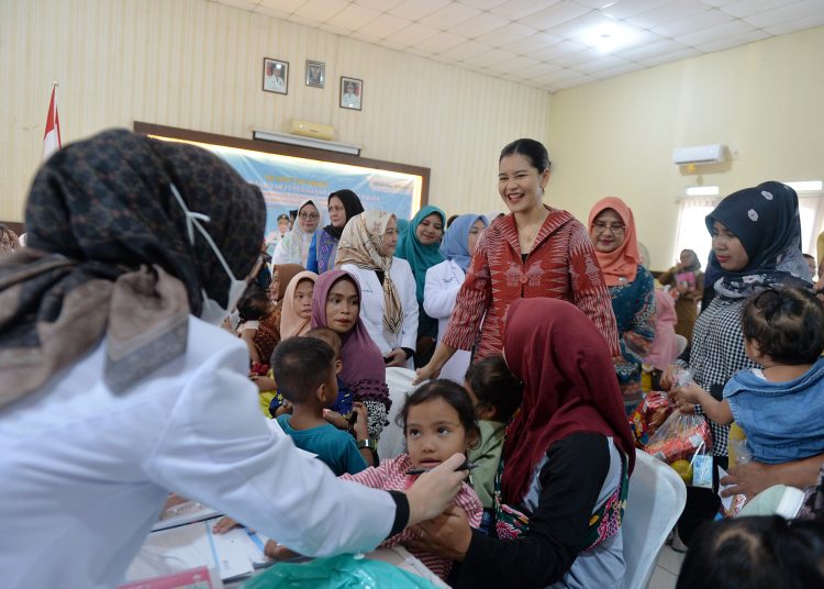 Ketua TP PKK Sumut Kahiyang Ayu (kanan) saat meninjau langsung Imunisasi di Aula Kantor Dinas Kesehatan Kota Binjai.(Satunusantara news/HO-Diskominfo Sumut). Senin (6/10).
