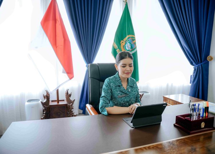 Ketua TP PKK  Sumut, Kahiyang Ayu  Ayu, saat menyaksikan pelantikan Rafatul Mulkiyah Mathius Fakhiri sebagai Ketua TP PKK Provinsi Papua  secara daring dari Ruang Oval Rumah Dinas Gubernur Sumut.(Satunusantara news/HO-Diskominfo Sumut)