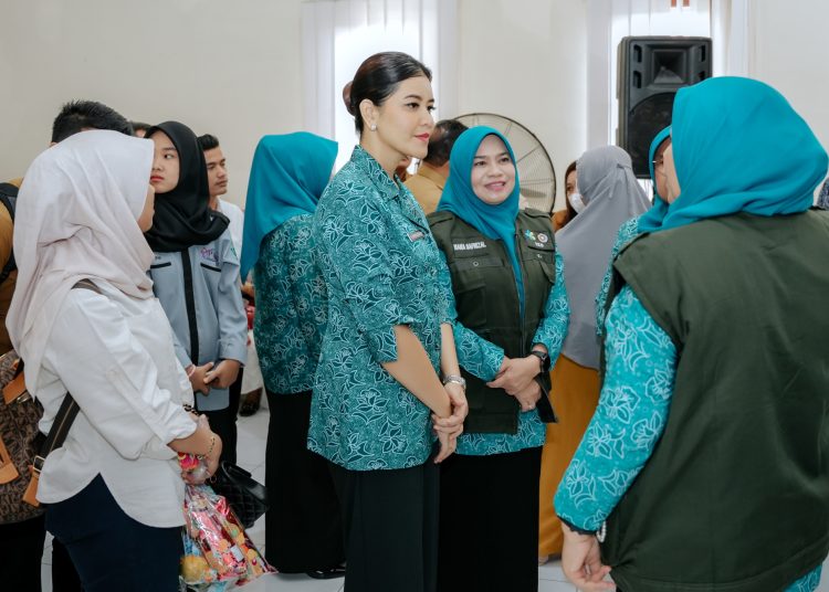 Ketua TP PKK Sumut Kahiyang Ayu (tengah) saat menerima Ketua Bidang IV TP PKK Pusat Nana Safriati Safrizal melakukan Monev imunisasi Zero Dose di Aula Dinas Kesehatan Kota Binjai.(Satunusantara news/HO-Diskominfo Sumut)