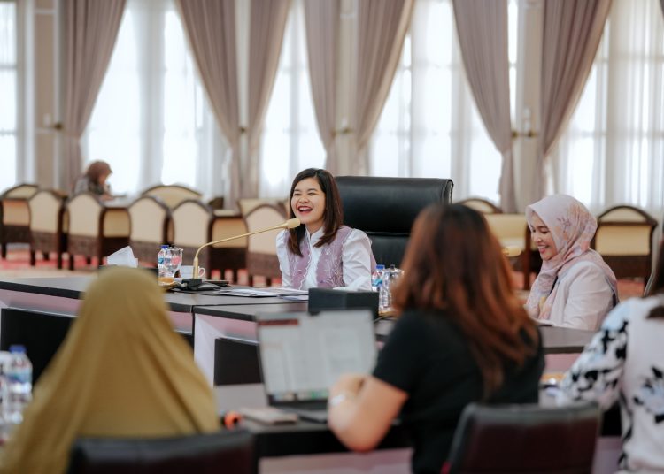 Ketua TP PKK Sumut Kahiyang Ayu, saat menerima audiensi tim peneliti kolaborasi antara FK USU dan SDGHI, di Aula Tengku Rizal Nurdin, Rumah Dinas Gubernur Sumut.(Satunusantara news/HO-Diskominfo Sumut).
