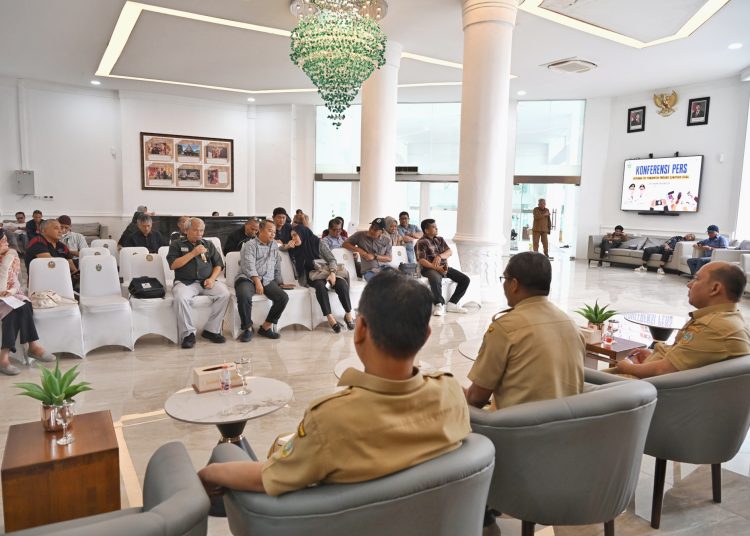 Kabag Program dan Keuangan Sekretariat DPRD Sumut Iwan Sutani Siregar, saat konferensi pers di Lobby Dekranasda, Kantor Gubernur Sumut.(Satunusantara news/HO-Diskominfo Sumut).