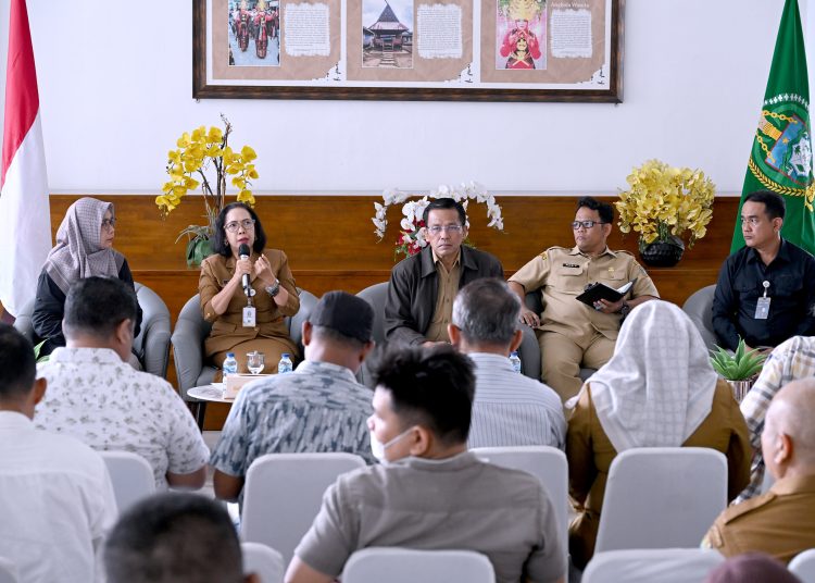 Kepala Biro Perekonomian Setdaprov Sumut Poppy Hutagalung (dua kiri) saat Temu Pers  di Aula Dekranasda, Kantor Gubernur Sumut.(Satunusantara news/HO-Diskominfo Sumut).