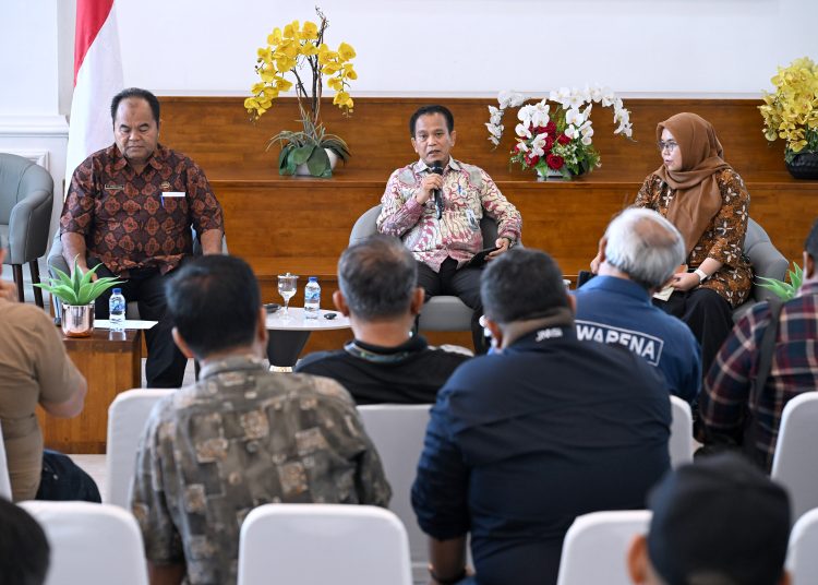 Gubernur Sumut Bobby Nasution (kanan) bersama Kasdam I/BB Brigjen TNI Deki Santoso Pattinaya (tengah) saat memeriksa barisan prajurit pada acara Perayaan HUT ke-80 TNI di Lapangan Merdeka Medan.(Satunusantara news/Munawar)