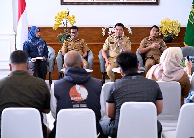 Kepala Dinas Lingkungan Hidup dan Kehutanan (LHK) Sumut, Heri W Marpaung (dua kanan) saat  Temu Pers di Aula Dekranasda Kantor Gubernur Sumut.(Satunusantara news/HO-Diskominfo Sumut).