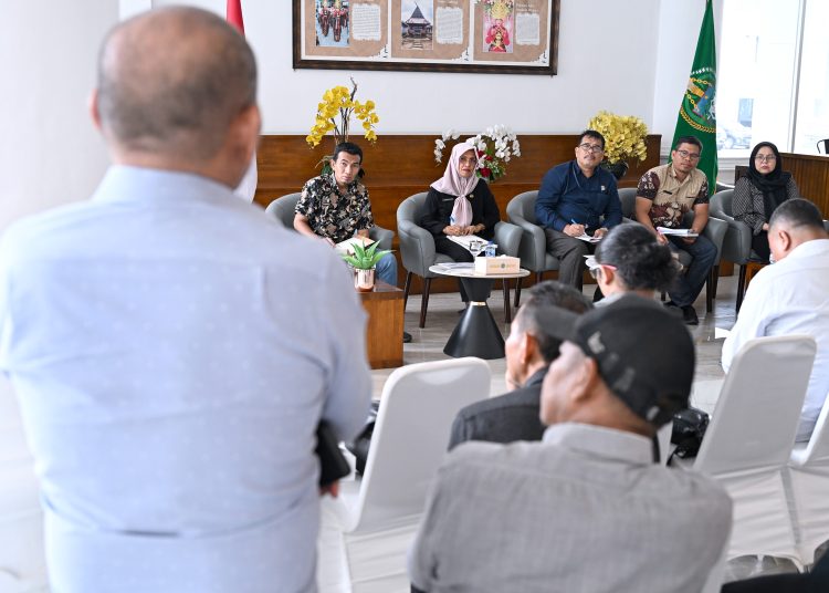 Plt Kepala Dinas Perhubungan Sumut, Moettaqien Hasrimi melalui Sekretaris Dinas Rochani Litiloly saat menggelar Konfrensi Pers bersama puluhan wartawan  di Aula Dekranasda, Kantor Gubernur Sumut(Satunusantara news/HO-Diskominfo Sumut).