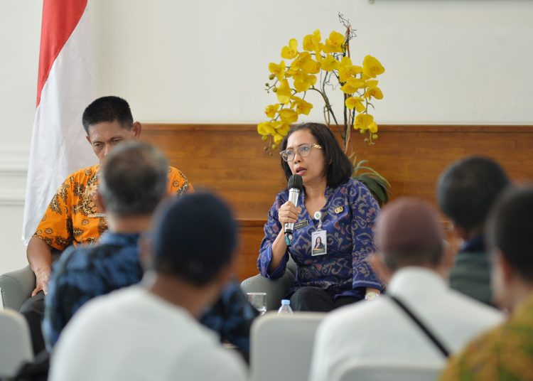 Kepala Biro Perekonomian Sumut Poppy Marulita Hutagalung (kanan)  pada Temu Pers di Aula Dekranasda Sumut.(Satunusantara news/HO-Diskominfo Sumut).