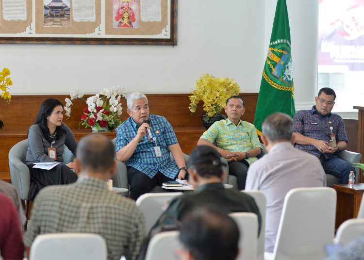 Kepala Dinas Kelautan dan Perikanan Sumut Supriyanto (tengah) pada temu pers di Lobby Dekranasda, Kantor Gubernur Sumut.(Satunusantara news/HO-Diskominfo Sumut).