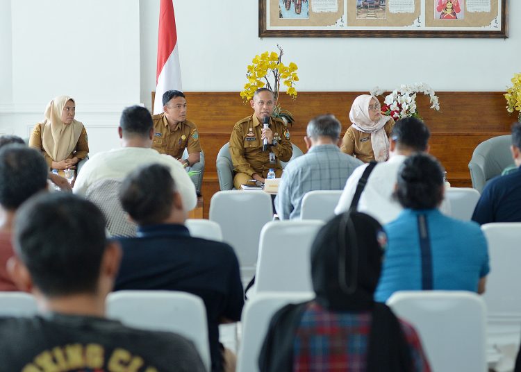 Kadispora Sumut ,M Mahfullah Pratama Daulay (tengah) saat  temu pers  di Kantor Gubernur Sumut.(Satunusantara news/HO-Diskominfo Sumut).