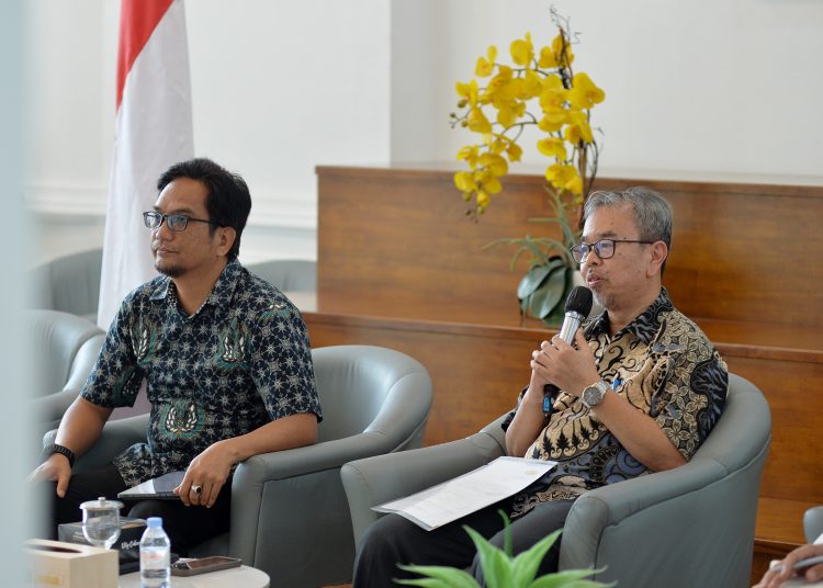 Sekretaris Dinas Kominfo Sumut Achmad Yazid Matondang (kiri) dalam konferensi pers di Aula Dekranasda, Kantor Gubernur Sumut.(Satunusantara news/HO-Diskominfo Sumut).