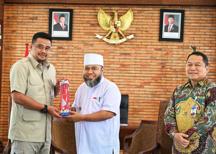 Gubernur Sumut  Muhammad Bobby Afif Nasution (kiri) saat menerima cendramata dari Gubernur Bengkulu Helmi Hasan di Anjungan Lantai 9, Kantor Gubernur.(Satunusantara news/HO-Diskominfo Sumut).