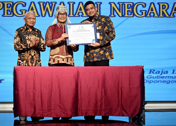 Gubernur Sumut Muhammad Bobby Afif Nasution  (kanan) saat   menerima UPTD Pusat Asesmen Kompetensi Pemprov Sumut meraih Akreditasi A, predikat tertinggi yang diberikan  Kepala BKN Zudan Arif Fakrulloh.(Satunusantara news/HO-Diskominfo Sumut)