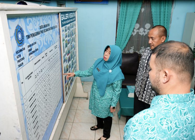 Staf Ahli I TP PKK Sumut Titiek Sugiharti (kiri)  saat mengunjungi Kantor Lurah Binjai Estate, Kecamatan Binjai Selatan.(Satunusantara news/HO-Diskominfo Sumut).