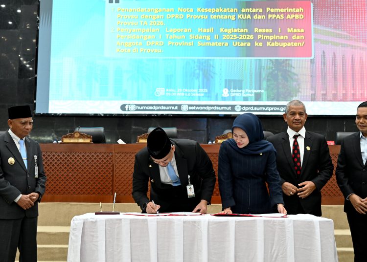 Gubernur Sumut  Muhammad Bobby Afif Nasution (kiri) bersama Ketua DPRD Sumut Erni Ariyanti menandatangani Nota Kesepakatan tentang KUA dan PPAS APBD Tahun Anggaran 2026.(Satunusantara news/HO-Diskominfo Sumut)
Penandatanganan tersebut dilaku