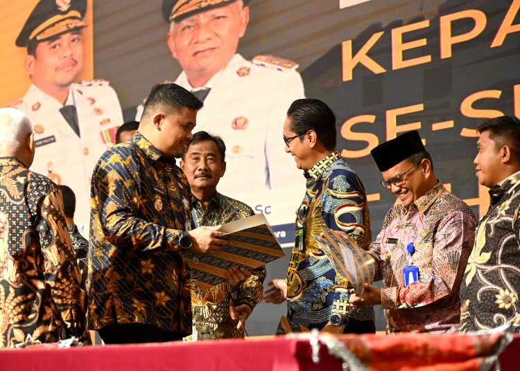Gubernur Sumut Muhammad Bobby Afif Nasution (kiri) saat menyalurkan DBH Tahun 2023–2025 mencapai Rp 601 miliar tahap ketiga kepada pemerintah kabupaten/kota. (Satunusantara news/HO-Diskominfo Sumut)