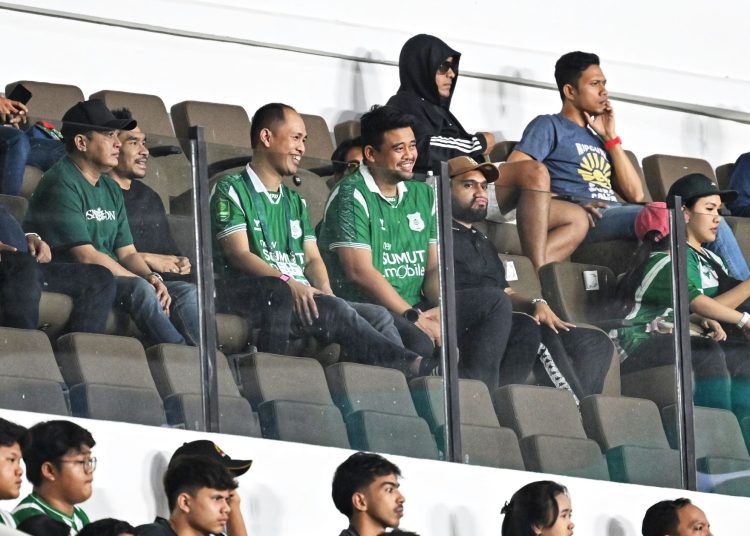 Gubernur Sumut Muhammad Bobby Afif Nasution (tengah) saat menyaksikan pertandingan sepakbola antara PSM Medan versus Persiraja Banda Aceh di Stadion Utama Sumaetra Utara di Kabupaten Deliserdang.(Satunusantara news/HO-Diskominfo Sumut).
