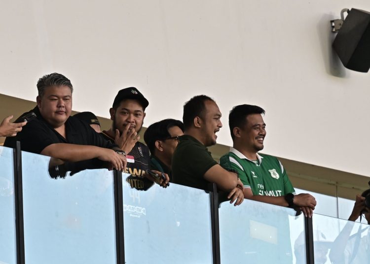 Gubernur Sumut  Muhammad Bobby Afif Nasution (kanan) saat menyaksikan pertandingan PSMS lawan Sriwijaya FC pada Liga 2 Championship 2025/2026 di Stadion Utama Sumut.(Satunusantara news/HO-Diskominfo Sumut).