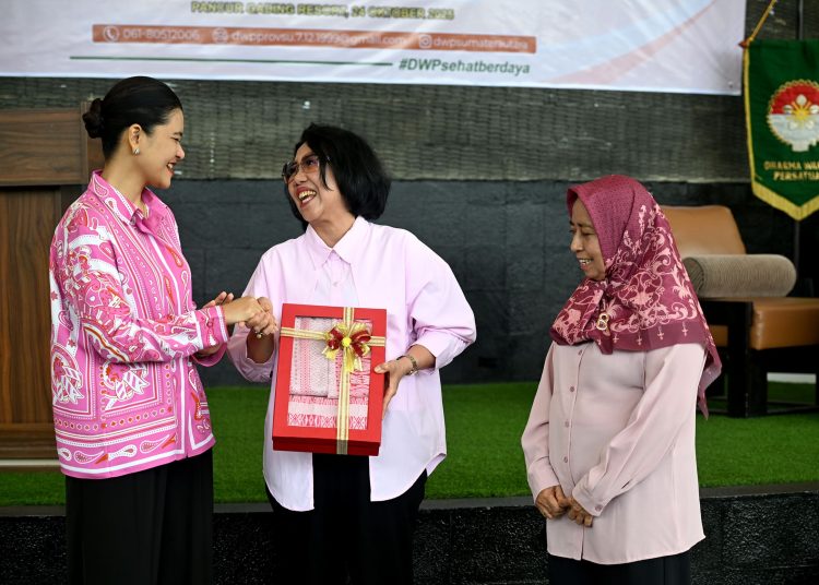 Penasihat DWP Provinsi Sumut,  Kahiyang Ayu (kiri) saat menyerahkan cendramata kepada Ketua DWP Sumut Dita Togap Simangunsong.(Satunusantara news/HO-Diskominfo Sumut).