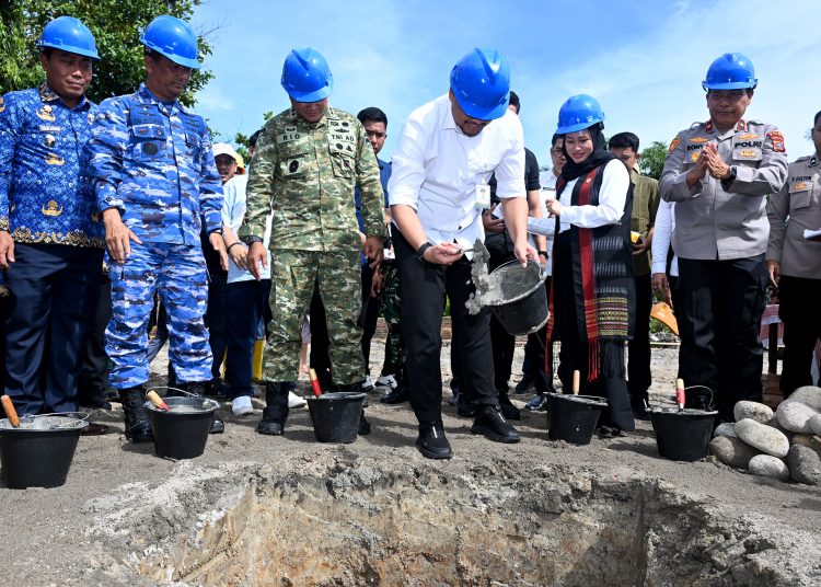 Gubernur Sumut Bobby Nasution (tengah) saat peletakkan batu pertama peresmian pembangunan fisik Gerai Koperasi Desa/Kelurahan Merah Putih di Desa Wonosari, Pasar V, Tanjungmorawa, Kabupaten Deliserdang.(Satunusantara news/HO-Diskominfo Sumut).