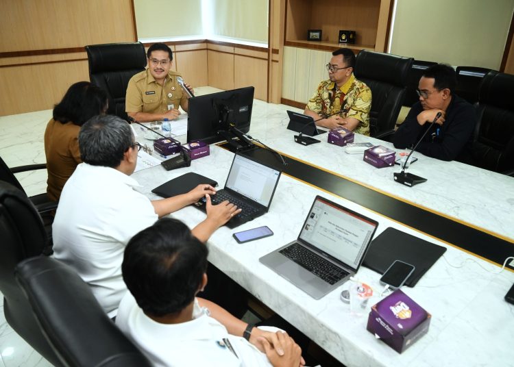 Sekdaprov Sumut Togap Simangunsong (tengah) saat rapat koordinasi ketersediaan pasokan dan harga komoditas pangan untuk program MBG, di Kantor Gubernur.(Satunusantara nws/HO-Diskominfo Sumut)