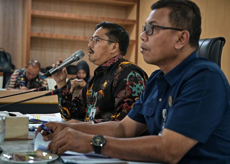 Sekdaprov Sumut Togap Simangunsong (kiri)  saat membuka Rapat Kesiapsiagaan Menghadapi Musim Penghujan Sumut di Kantor Gubernur Sumut.(Satunusantara news/HO-Diskominfo Sumut)