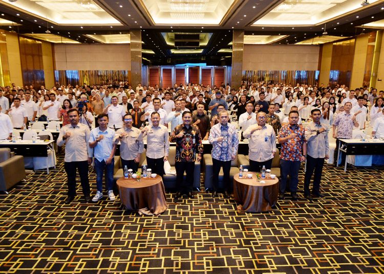 Sekdaprov Sumut Togap Simangunsong (tengah) foto bersama dengan peserta dialog interaktif.(Satunussantara news/HO-Diskominfo Sumut).
