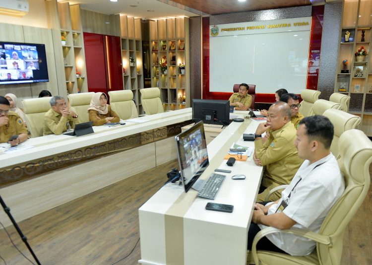 Sekdaprov Sumut Togap Simangunsong, (kiri)  saat mengikuti Rapat Koordinasi Pengendalian Inflasi,  di Kantor Gubernur Sumut.(Satunusantara news/HO-Diskominfo Sumut)