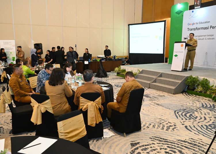 Sekdaprov Sumut, Togap Simangunsong 
saat menyampaikan sambutan Gubernur Sumut dalam acara Transformasi Pembelajaran bersama Google for Education di Hotel Arya Duta Medan.(Satunusantara news/HO-Diskominfo Sumut)