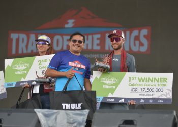 Sekdaprov Sumut serahkan piala pemenang lomba lari lintas alam Trail of The Kings Danau Toba