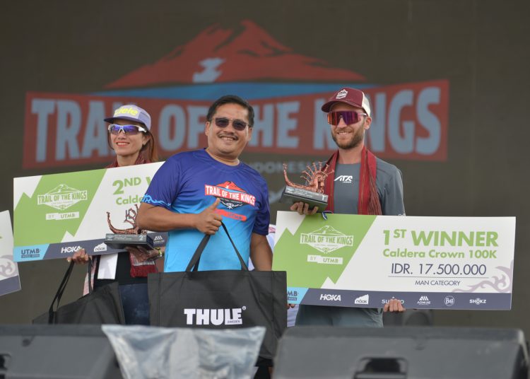 Sekdaprov Sumut Togap Simangunsong (tengah) saat menyerahkan piala dan hadiah kepada para pemenang lomba lari lintas alam, Trail of The Kings, Ultra Trail du Mont Blanc (UTMB) Series Danau Toba, di Kawasan Waterfront, Kecamatan Pangururan, Kabupaten Samosir.(Satunusantara news/HO-Diskominfo Sumut).