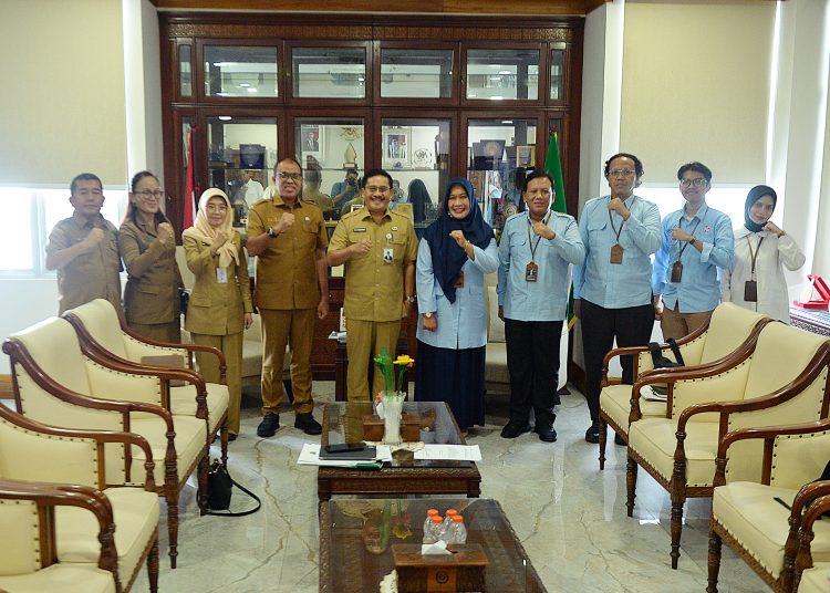 Sekdaprov Sumut Togap Simangunsong (tengah) saat foto bersama dengan   Kepala Perwakilan BKKBN Sumut, Fatmawati.(empat kanan).(Satunusantara news/HO-Disskominfo Sumut).