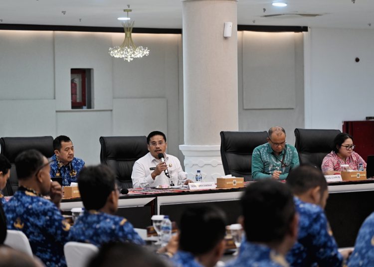 Sekdaprov Sumut Togap Simangunsong (tengah) saat rapat koordinasi dan evaluasi tindak lanjut pembangunan sistem pencegahan korupsi di Aula Raja Inal Siregar, Kantor Gubernur.(Satunusantara news/HO-Diskominfo Sumut).