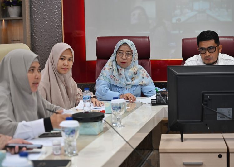 Staf Ahli I PKK Sumut Titiek Sugiharti Surya, memimpin rapat bersama pengurus PKK kabupaten/kota se-Sumut melalui Zoom Meeting.(Satunusantara news/HO-Diskominfo Sumut)