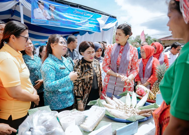 Ketua TP PKK Provinsi Sumut, Kahiyang Ayu (kanan) saat melaksanakan kegiatan supervisi Program HATINYA PKK  di Kelurahan Suka Maju, Kecamatan Siantar Marihat, Kota Pematangsiantar.(Satunusantara news/HO-Diskominfo Sumut).