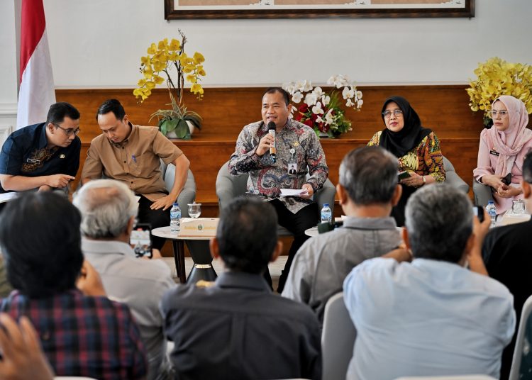 Kepala BKAD Provinsi Sumut, Timur Tumanggor (tengah) dalam temu pers di Lobby Dekranasda, Kantor Gubernur Sumut.(Satunusantara news/HO-Diskominfo Sumut).
