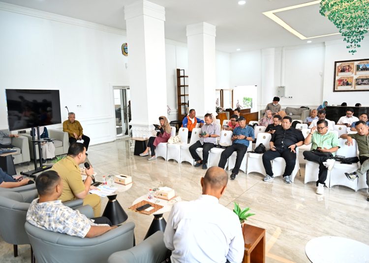 Analis Kebijakan Ahli Madya pada Biro Kesra Setdaprov Sumut, Henry Pohan dalam konferensi pers di Lobby Dekranasda, Kantor Gubernur Sumut.(Satunusantara news/HO-Diskominfo Sumut).