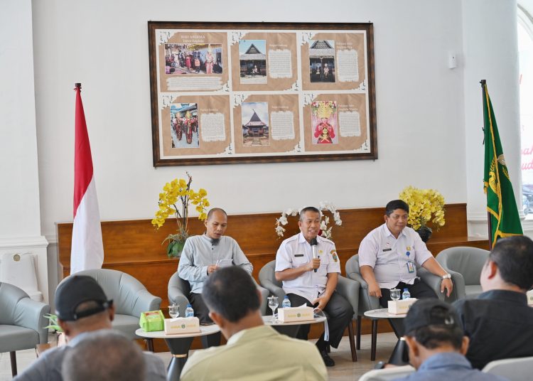 Sekretaris Dinas Perpustakaan dan Arsip Sumut, Alpian Hutahuruk, dalam konferensi pers  di Lobby Dekranasda, Kantor Gubernur Sumut.(Satunusantara news/HO-Diskominfo Sumut).