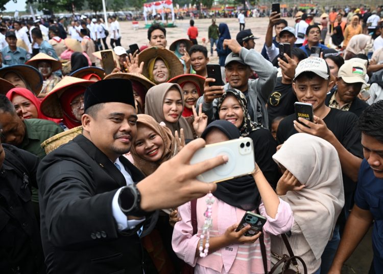 Gubernur Sumut Muhammad Bobby Afif Nasution (kiri) saat berfoto dengan warga pada Peringatan Hari Kesaktian Pancasila, 1 Oktober 2025 di Monumen Bandar Betsy, Kabupaten Simalungun.(Satunusantara news/HO-Diskominfo Sumut)