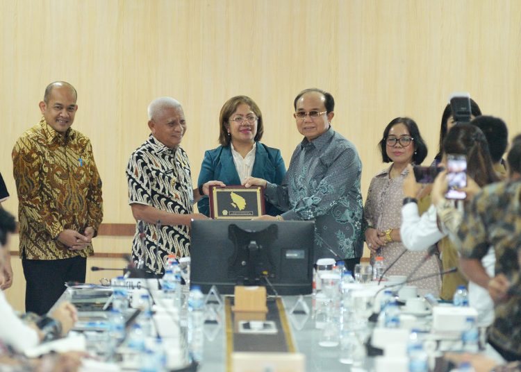 Wagub Sumut Surya, (dua kiri) pada acara FGD Panitia Panmus DPD RI di Ruang Rapat 1 , Kantor Gubernur Sumut.(Satunusantara news/HO-Diskominfo Sumut).