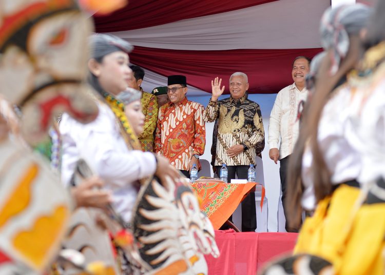Wakil Gubernur  Sumut Surya (tengah) saat menghadiri acara pembukaan PSBD Asahan ke-6 Tahun 2025 di Kisaran.(Satunusantara news/HO-Diskominfo Sumut)