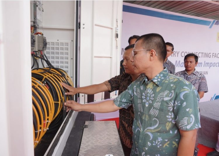 General Manajar PLN UID Sumut, Ahmad Syauki (kanan) pada peresmian  Temporary Connecting Facility di Kantor PLN ULP Sidimpuan Kota.(Satunusantara News/HO-Humas PLN UID Sumut).