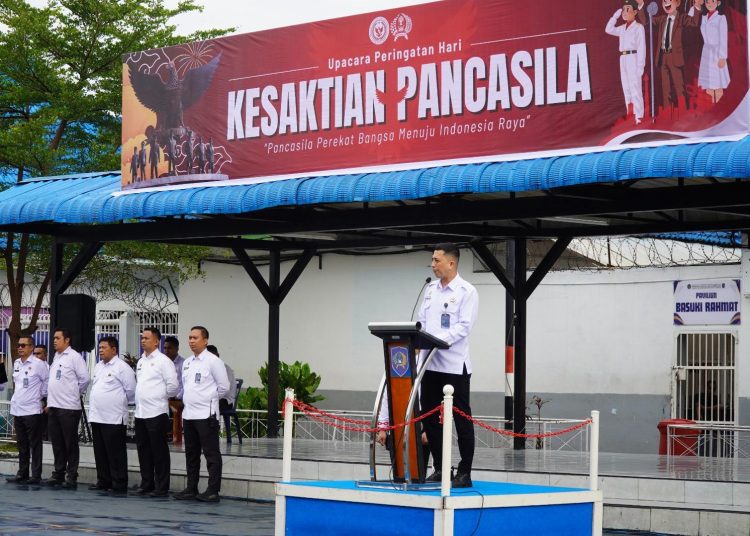 Kepala Rutan Kelas I Medan, Andi Surya, saat memimpin kegiatan upacara memperingati Hari Kesaktian Pancasila di lapangan dalam Rutan Kelas I Medan.(Satunusantara news/HO-Rutan Medan).