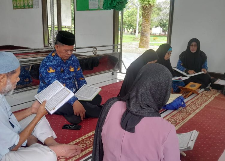 Penyuluh Agama Islam (PAI) KUA Kecamatan Binjai Timur, Salim Fakhri (dua kiri) saat  membimbing penghuni  lansia di Panti Jompo Kota Binjai belajar Al-Qur'an. (Satunusantara news/HO-Kanwil Kemenag Sumut).